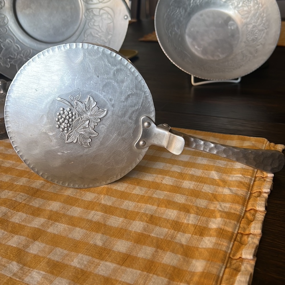 Beautiful Vintage Everlast aluminum set. So pretty to display in your kitchen.🍋 - Picture 4 of 12